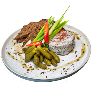 Закуска з крученого сала з корнішонами та бородинським хлібом