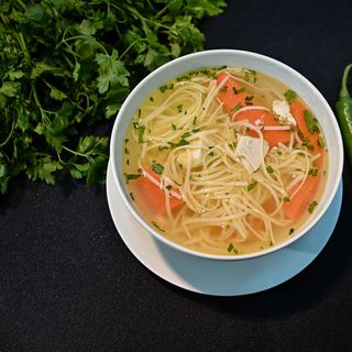 Supa de gaina cu taitei si piept de pui - 300g