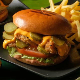 Бургер с хрупкаво пилешко