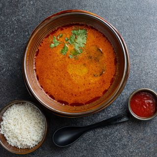 Супа Том Ям по избор с ориз или нудли (500г)