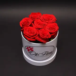 Cutie Mică Albă cu Trandafiri Roșii
