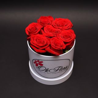 Cutie Mică Albă cu Trandafiri Roșii