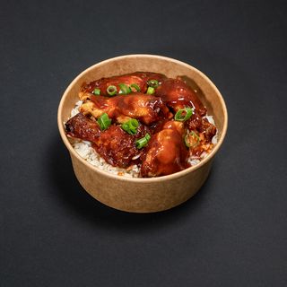 Aripioare de pui cu orez si sos barbecue