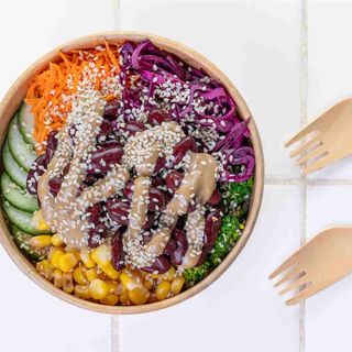 117კკალ-100გ,ტაფამწვარი შავი ლობიოს პოკე ტაჰინის სოუსით (მცენარეული)