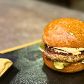 Burger mici Însoțit de cartofi și de sos mustar