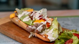 Багета с наденица (22см)