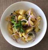 Салата от варени картофи с лук, магданоз и дресинг (250г)