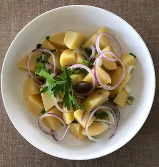 Салата от варени картофи с лук, магданоз и дресинг (250г)