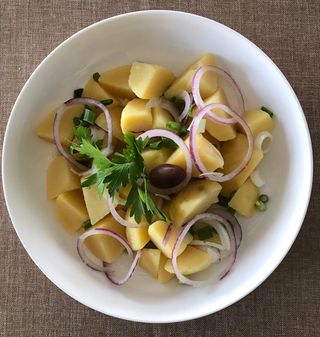 Салата от варени картофи с лук, магданоз и дресинг (250г)