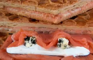 Empanada de salmon y queso crema.Porción