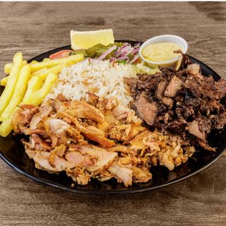 Plato Con Arroz Y Carne Mixta