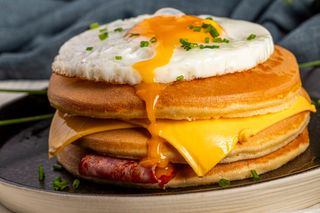 Panquecas Ovo Bacon Cheddar