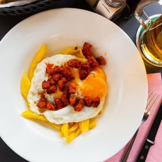 Plato De Huevos Rotos Con Chistorra Y Pimientos