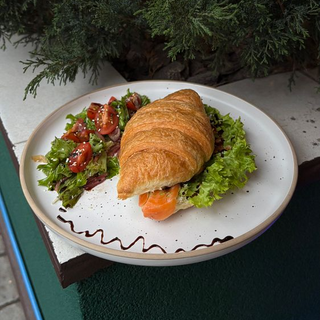 Круасан з лососем (240 г)