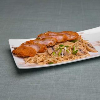 Удон тонкацу в сливочном соусе