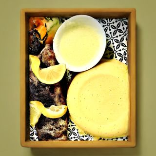 Salau in crusta crocanta cu cartofi natur/aurii/mamaliga si mujdei