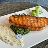 ორაგული ისპანახით და მარცვლოვანი მდოგვის სოუსით 