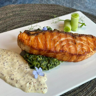 ორაგული ისპანახით და მარცვლოვანი მდოგვის სოუსით 