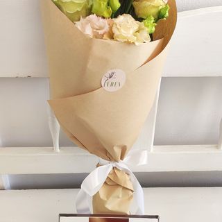 Buchet 3 trandafiri, 2 eustoma și Merci