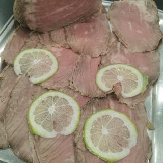 Piatto freddo con roast beef e mozzarella