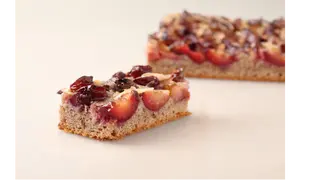 Placek orzechowo-śliwkowy