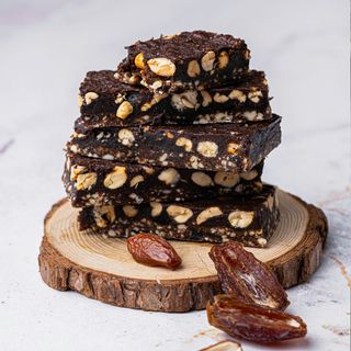 Протеиново барче с фъстъци и фурми (90г)