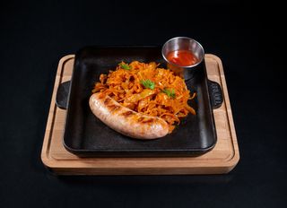 Ковбаска з тушеною капустою та соусом барбекю