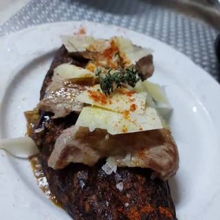 Socarrat De Secreto Iberico Y Lascas De Parmesano