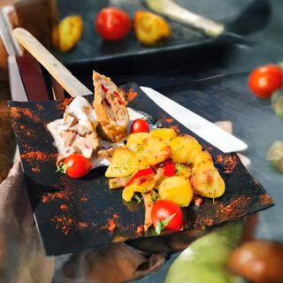 Rulou de pui cu cartofi aurii si sos de ciuperci