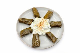 Dolmadakia z tzatziki