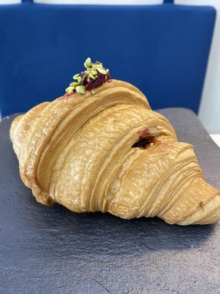 Круасан фісташка з вишнею