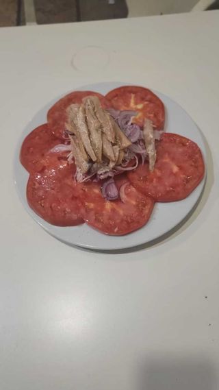Ensalada De Tomate De Aragón Con Bonito En Escabeche.