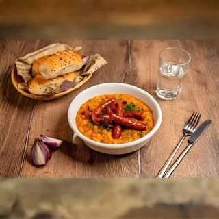 Mâncărică de fasole cu cârnăciori rumeniți