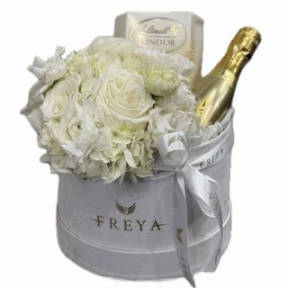 Cutie mică cu flori albe, apumant si ciocolată