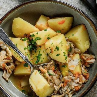 Тушкована картопля з грибами та мясом свинини 300 грам