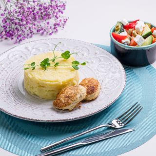 Пюре з курячою котлетою та салатом Грецький (380г)