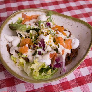 Ensalada con Ricotta de Bufala, Salmón y Tomate Seco