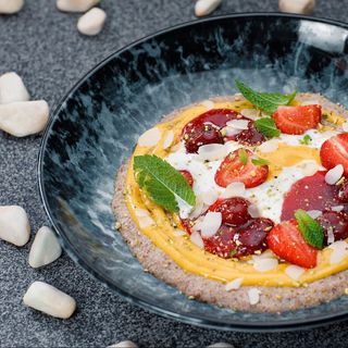 Лляна каша з йогуртом, соусом з манго