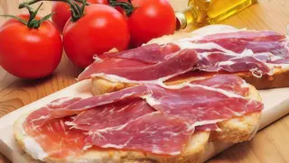 Tostada con tomate triturado, aceite y Jamón Ibérico
