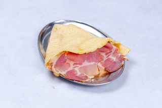 Slana palačinka sa suvim vratom, kačkavaljem i  pavlakom