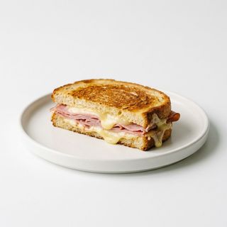 Bocadillo De Pollo, Rulo De Cabra Y Cebolla Caramelizada