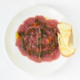 Carpaccio di manzo con salsa tartufata