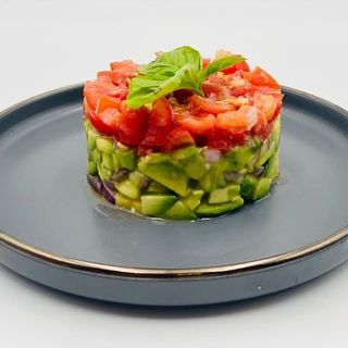 Tartar De Aguacate,cebolla Y Tomate Cherry