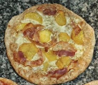 Würstel e patate bianca pizza rotonda