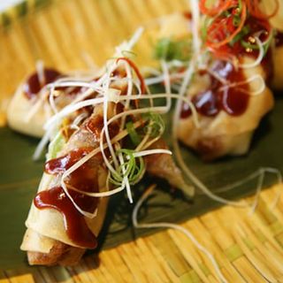 Paquetitos de pato pekín crujiente con salsa hoisin 