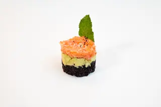 212.Tartar de salmón y arroz negro