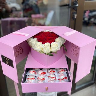 #1. ვარდების კომპოზიცია ტკბილეულით