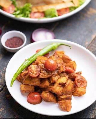 Острый картофель в томатном соусе