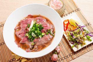 P2 Phở Bò Tái - manzo scottato