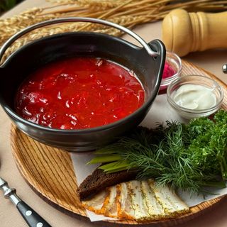 Борщ червоний з копченою грушею (250/30/20)